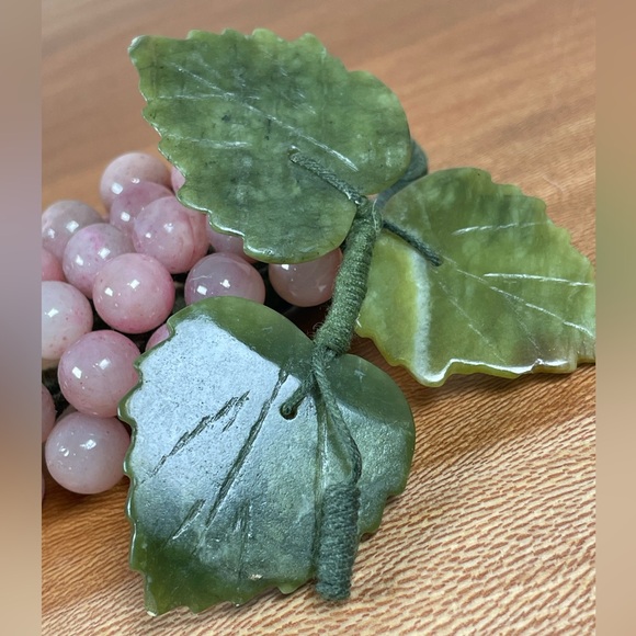 Vintage Mid Century Rose Quartz Grapes & Jade Carved Leaves Bunch Collectible - Picture 8 of 10